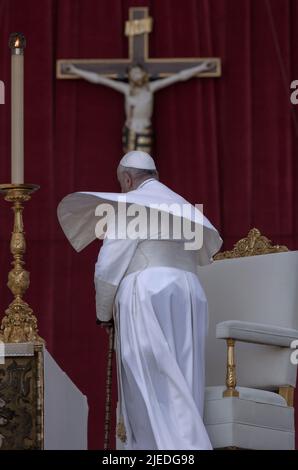 Vatikanstadt, Vatikan. 25. Juni 2022. Papst Franziskus nimmt an der Heiligen Messe auf dem Petersplatz anlässlich des Welttreffens der Familien 10. Teil. Quelle: Maria Grazia Picciarella/Alamy Live News Stockfoto