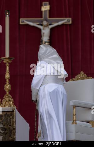 Vatikanstadt, Vatikan. 25. Juni 2022. Papst Franziskus nimmt an der Heiligen Messe auf dem Petersplatz anlässlich des Welttreffens der Familien 10. Teil. Quelle: Maria Grazia Picciarella/Alamy Live News Stockfoto