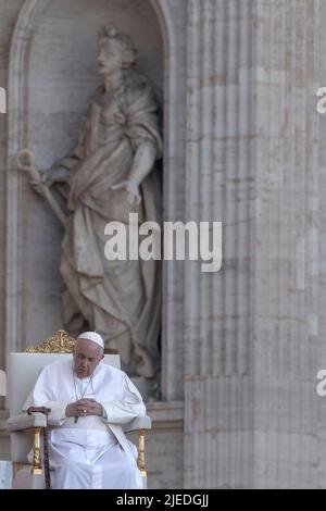 Vatikanstadt, Vatikan. 25. Juni 2022. Papst Franziskus nimmt an der Heiligen Messe auf dem Petersplatz anlässlich des Welttreffens der Familien 10. Teil. Quelle: Maria Grazia Picciarella/Alamy Live News Stockfoto