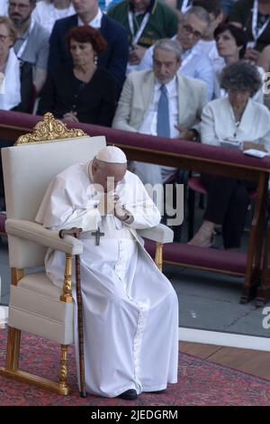 Vatikanstadt, Vatikan. 25. Juni 2022. Papst Franziskus nimmt an der Heiligen Messe auf dem Petersplatz anlässlich des Welttreffens der Familien 10. Teil. Quelle: Maria Grazia Picciarella/Alamy Live News Stockfoto