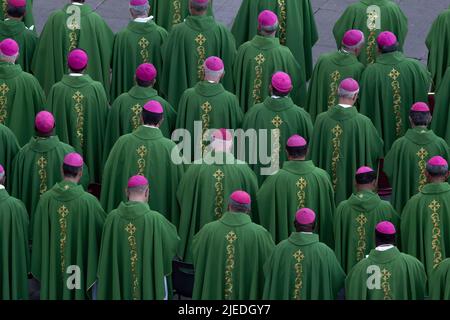 Vatikanstadt, Vatikan. 25. Juni 2022. Die Bischöfe nehmen an der Heiligen Messe auf dem Petersplatz anlässlich des Welttreffens der Familien 10. Teil. Quelle: Maria Grazia Picciarella/Alamy Live News Stockfoto