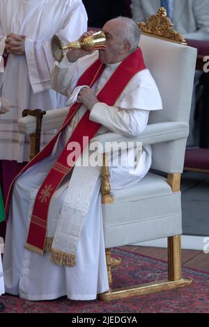 Vatikanstadt, Vatikan. 25. Juni 2022. Papst Franziskus nimmt an der Heiligen Messe auf dem Petersplatz anlässlich des Welttreffens der Familien 10. Teil. Quelle: Maria Grazia Picciarella/Alamy Live News Stockfoto