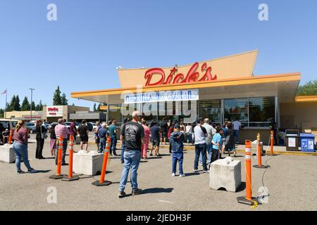 Edmonds, WA, USA - 24. Juni 2022; Kunden, die in einem Restaurant in Dicks's Drive in Edmonds, Washington, Schlange stehen, weil nach dem Aufgeben Personal knapp war Stockfoto