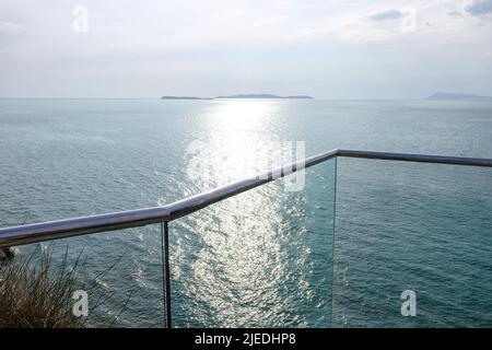 Blick auf die transparente Aussichtsplattform am Seebad Stockfoto