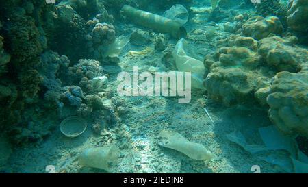 Rotes Meer, Ägypten. 26.. Juni 2022. Meeresboden mit wunderschönem Korallenriff, bedeckt mit Plastik und anderem Müll, Rotes Meer, Ägypten (Bild: © Andrey Nekrasov/ZUMA Press Wire) Stockfoto