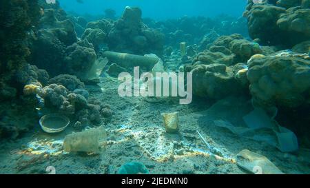 Rotes Meer, Ägypten. 26.. Juni 2022. Meeresboden mit wunderschönem Korallenriff, bedeckt mit Plastik und anderem Müll, Rotes Meer, Ägypten (Bild: © Andrey Nekrasov/ZUMA Press Wire) Stockfoto