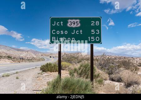 Fahren Sie auf der Route 395 zum Bishop Highway, und folgen Sie dem Schild auf der Route 14 in der Nähe von Mojave und Lone Pine in Südkalifornien. Stockfoto