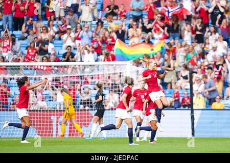 Oslo, Norwegen. 27.. Juni 2022. Ada Hegerberg (14 Norwegen) feiert ihr Tor mit Teamkollegen beim Freundschaftsspiel Womens International zwischen Norwegen und Neuseeland im Ullevaal-Stadion in Oslo, Norwegen Daniela Porcelli/SPP Quelle: SPP Sport Press Foto. /Alamy Live News Stockfoto