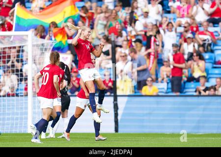 Oslo, Norwegen. 27.. Juni 2022. Ada Hegerberg (14 Norwegen) feiert ihr Tor mit Teamkollegen beim Freundschaftsspiel Womens International zwischen Norwegen und Neuseeland im Ullevaal-Stadion in Oslo, Norwegen Daniela Porcelli/SPP Quelle: SPP Sport Press Foto. /Alamy Live News Stockfoto