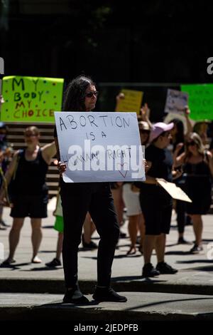 Vancouver, British Columbia, Kanada. 26.. Juni 2022. Eine Person hält ein Schild mit der Aufschrift „Abtreibung ist ein Menschenrecht“, als sich die Menschen in Vancouver, British Columbia, versammelten, um in Wut und Solidarität gegen die Entscheidung zu stehen, Roe gegen Wade, die Vereinigten Staaten, umzustürzen. (Bild: © Ryan Walter Wagner/ZUMA Press Wire) Stockfoto