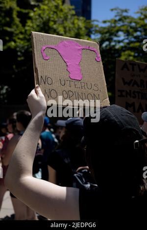 Vancouver, British Columbia, Kanada. 26.. Juni 2022. Eine Person hält ein Schild mit der Aufschrift „No uterus No Opinion“, als sich die Menschen in Vancouver, British Columbia, versammelten, um in Wut und Solidarität gegen die Entscheidung zu stehen, Roe gegen Wade, die Vereinigten Staaten, zu stürzen. (Bild: © Ryan Walter Wagner/ZUMA Press Wire) Stockfoto