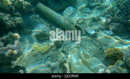 Rotes Meer, Ägypten. 26.. Juni 2022. Meeresboden mit wunderschönem Korallenriff, bedeckt mit Plastik und anderem Müll, Rotes Meer, Ägypten (Bild: © Andrey Nekrasov/ZUMA Press Wire) Stockfoto