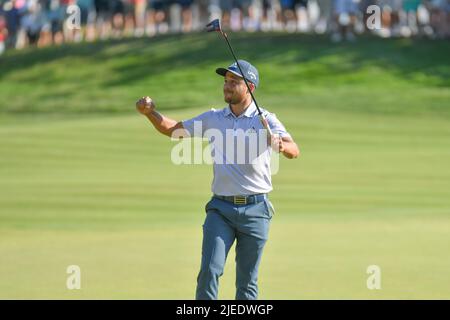 Cromwell CT, USA. 26.. Juni 2022. Sonntag, 26. Juni 2022: Zander Schauffele reagiert nach dem Gewinn der Travelers Golf Championship im TPC River Highlands in Cromwell, Connecticut. Gregory Vasil/CSM Kredit: CAL Sport Media/Alamy Live News Stockfoto