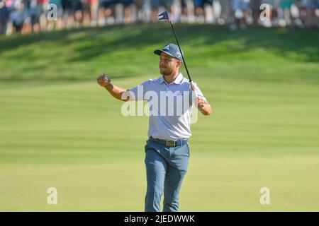 Cromwell CT, USA. 26.. Juni 2022. Sonntag, 26. Juni 2022: Zander Schauffele reagiert nach dem Gewinn der Travelers Golf Championship im TPC River Highlands in Cromwell, Connecticut. Gregory Vasil/CSM Kredit: CAL Sport Media/Alamy Live News Stockfoto