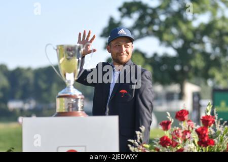 Cromwell CT, USA. 26.. Juni 2022. Sonntag, 26. Juni 2022: Zander Schauffele würdigt das Publikum, nachdem er die Travelers Golf Championship in den TPC River Highlands in Cromwell, Connecticut, gewonnen hat. Gregory Vasil/CSM Kredit: CAL Sport Media/Alamy Live News Stockfoto