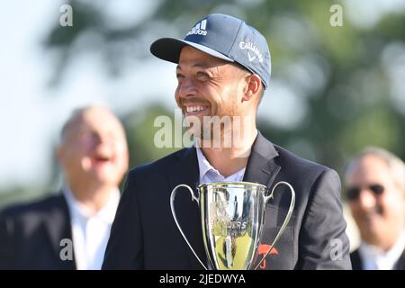 Cromwell CT, USA. 26.. Juni 2022. Sonntag, 26. Juni 2022: Zander Schauffele steht bei der Meisterschaftszeremonie, nachdem er die Travelers Golf Championship im TPC River Highlands in Cromwell, Connecticut, gewonnen hat. Gregory Vasil/CSM Kredit: CAL Sport Media/Alamy Live News Stockfoto