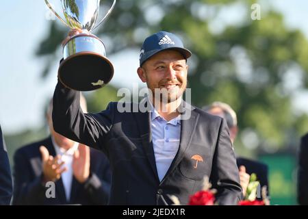 Cromwell CT, USA. 26.. Juni 2022. Sonntag, 26. Juni 2022: Zander Schauffele steht bei der Meisterschaftszeremonie, nachdem er die Travelers Golf Championship im TPC River Highlands in Cromwell, Connecticut, gewonnen hat. Gregory Vasil/CSM Kredit: CAL Sport Media/Alamy Live News Stockfoto