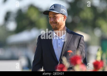 Cromwell CT, USA. 26.. Juni 2022. Sonntag, 26. Juni 2022: Zander Schauffele steht bei der Meisterschaftszeremonie, nachdem er die Travelers Golf Championship im TPC River Highlands in Cromwell, Connecticut, gewonnen hat. Gregory Vasil/CSM Kredit: CAL Sport Media/Alamy Live News Stockfoto