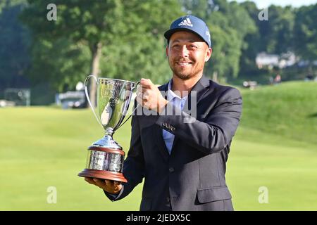 Cromwell CT, USA. 26.. Juni 2022. Sonntag, 26. Juni 2022: Xander Schauffele hält die Meisterschaftsprophäe, nachdem er während der Travelers Golf Championship im TPC River Highlands in Cromwell, Connecticut, gewonnen hat. Gregory Vasil/CSM Kredit: CAL Sport Media/Alamy Live News Stockfoto