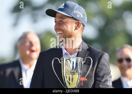 Cromwell CT, USA. 26.. Juni 2022. Sonntag, 26. Juni 2022: Zander Schauffele steht bei der Meisterschaftszeremonie, nachdem er die Travelers Golf Championship im TPC River Highlands in Cromwell, Connecticut, gewonnen hat. Gregory Vasil/CSM Kredit: CAL Sport Media/Alamy Live News Stockfoto