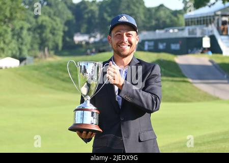 Cromwell CT, USA. 26.. Juni 2022. Sonntag, 26. Juni 2022: Xander Schauffele hält die Meisterschaftsprophäe, nachdem er während der Travelers Golf Championship im TPC River Highlands in Cromwell, Connecticut, gewonnen hat. Gregory Vasil/CSM Kredit: CAL Sport Media/Alamy Live News Stockfoto