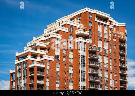 Detail eines modernen Hochhauses. Hochhäuser in Kelowna Innenstadt an einem sonnigen Sommertag. Moderne Apartmentgebäude in British Columbia, Kanada-Juni Stockfoto