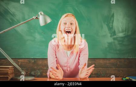 Aufgeregt erstaunt Lehrer. Porträt des Lehrers in der Schule. Bildungskonzept. Stockfoto
