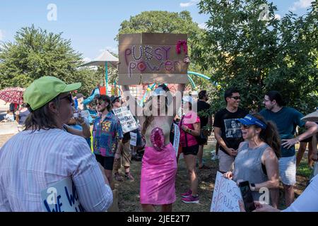 26. Juni 2022: Teilnehmer der Beto O'Rourke Rallye für Reproduktionsfreiheit als direkte Reaktion auf die Entscheidung des Obersten CourtÕs, Roe gegen Wade im Panamerikanischen Nachbarschaftspark zu stürzen. Austin, Texas. Mario Cantu/CSM Stockfoto