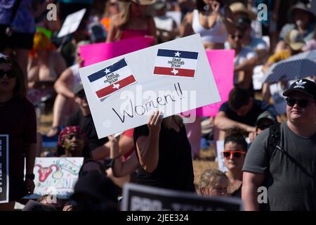 26. Juni 2022: Teilnehmer der Beto O'Rourke Rallye für Reproduktionsfreiheit als direkte Reaktion auf die Entscheidung des Obersten CourtÕs, Roe gegen Wade im Panamerikanischen Nachbarschaftspark zu stürzen. Austin, Texas. Mario Cantu/CSM Stockfoto