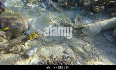 Rotes Meer, Ägypten. 26.. Juni 2022. Meeresboden mit wunderschönem Korallenriff, bedeckt mit Plastik und anderem Müll, Rotes Meer, Ägypten (Bild: © Andrey Nekrasov/ZUMA Press Wire) Stockfoto