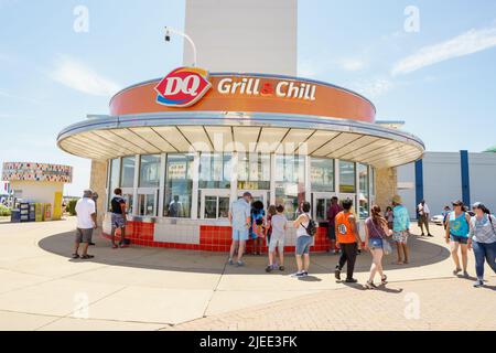 Touristen bekommen Fast Food im DQ GRill und Chill am Virginia Beach Stockfoto