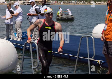 Budapest, Ungarn. 26.. Juni 2022. Der deutsche Florian Wellbrock zeigt sich beim Ziel des gemischten 4x1500m offenen Wassers bei den FINA-Weltmeisterschaften 19. in Budapest, Ungarn, 26. Juni 2022. Quelle: Attila Volgyi/Xinhua/Alamy Live News Stockfoto