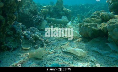 Rotes Meer, Ägypten. 26.. Juni 2022. Meeresboden mit wunderschönem Korallenriff, bedeckt mit Plastik und anderem Müll, Rotes Meer, Ägypten (Bild: © Andrey Nekrasov/ZUMA Press Wire) Stockfoto