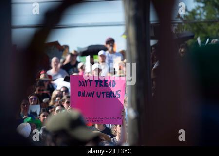 26. Juni 2022: Die Teilnehmer protestieren bei der Beto O'Rourke-Kundgebung für Reproduktionsfreiheit als direkte Reaktion auf die Entscheidung des Obersten CourtÕs, Roe gegen Wade im Panamerikanischen Nachbarschaftspark zu stürzen. Austin, Texas. Mario Cantu/CSM Stockfoto