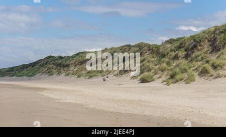 Düne am Strand an der Nordsee mit grünem Gras, Bray-Dunes, Frankreich Stockfoto