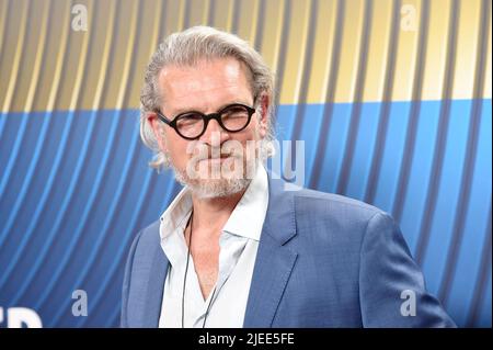 München, Deutschland. 26.. Juni 2022. Schauspieler Götz Otto kommt im Rahmen der Münchner Filmfestspiele zur Verleihung des Bernd Burgemeister Fernsehpreises im Gloria Palast. Quelle: Felix Hörhager/dpa/Alamy Live News Stockfoto