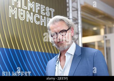 München, Deutschland. 26.. Juni 2022. Schauspieler Götz Otto kommt im Rahmen der Münchner Filmfestspiele zur Verleihung des Bernd Burgemeister Fernsehpreises im Gloria Palast. Quelle: Felix Hörhager/dpa/Alamy Live News Stockfoto