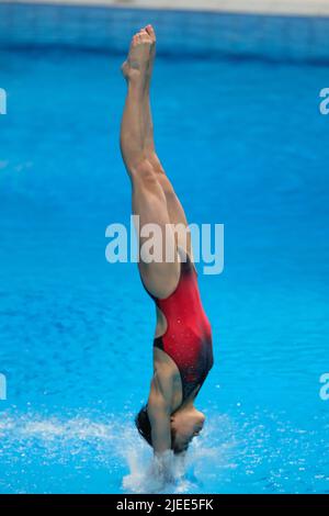 Budapest, Ungarn. 26.. Juni 2022. Quan Hongchan aus China tritt beim Halbfinale der Frauen-Plattform 10m beim Tauchen bei den FINA-Weltmeisterschaften 19. in Budapest, Ungarn, am 26. Juni 2022 an. Quelle: Zheng Huansong/Xinhua/Alamy Live News Stockfoto