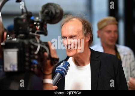 München, Deutschland. 26.. Juni 2022. Schauspieler Edgar Selge trifft im Rahmen der Münchner Filmfestspiele bei der Verleihung des Bernd Burgemeister Fernsehpreises im Gloria Palast ein. Quelle: Felix Hörhager/dpa/Alamy Live News Stockfoto