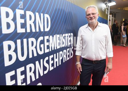 München, Deutschland. 26.. Juni 2022. Produzent Sven Burgemeister kommt im Rahmen des Filmfestes München zur Verleihung des Bernd Burgemeister Television Award im Gloria Palast. Quelle: Felix Hörhager/dpa/Alamy Live News Stockfoto