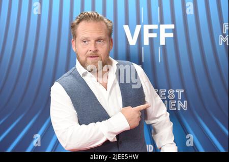 München, Deutschland. 26.. Juni 2022. Schauspieler Axel Stein kommt im Rahmen der Münchner Filmfestspiele zur Verleihung des Bernd Burgemeister Fernsehpreises im Gloria Palast. Quelle: Felix Hörhager/dpa/Alamy Live News Stockfoto