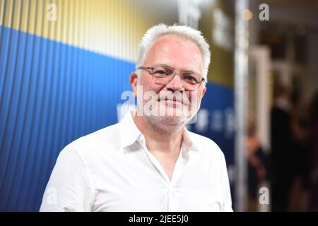 München, Deutschland. 26.. Juni 2022. Produzent Sven Burgemeister kommt im Rahmen des Filmfestes München zur Verleihung des Bernd Burgemeister Television Award im Gloria Palast. Quelle: Felix Hörhager/dpa/Alamy Live News Stockfoto