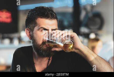 Das Festkonzept des oktoberfests. Mann mit Bart trinkt Bier. Mann an der Theke. Stockfoto