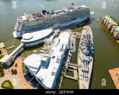 Luftdrohnenaufnahme der USS Wisconsin BB-64 Norfolk VA USA Stockfoto