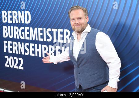 München, Deutschland. 26.. Juni 2022. Schauspieler Axel Stein kommt im Rahmen der Münchner Filmfestspiele zur Verleihung des Bernd Burgemeister Fernsehpreises im Gloria Palast. Quelle: Felix Hörhager/dpa/Alamy Live News Stockfoto