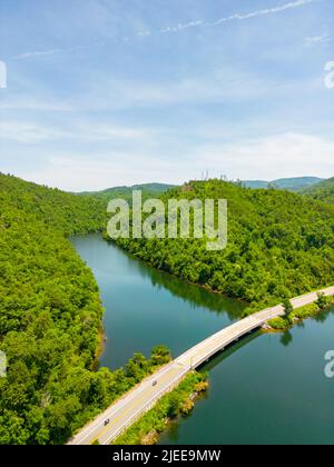 Luftdrohnenaufnahme der Great Smokey Mountains und des Chilhowee Lake Stockfoto