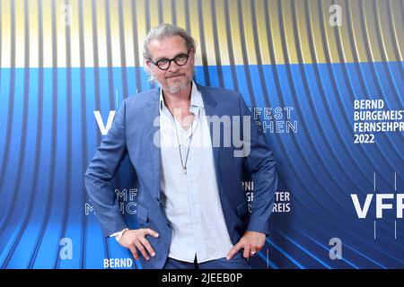 München, Deutschland. 26.. Juni 2022. Schauspieler Götz Otto kommt im Rahmen der Münchner Filmfestspiele zur Verleihung des Bernd Burgemeister Fernsehpreises im Gloria Palast. Quelle: Felix Hörhager/dpa/Alamy Live News Stockfoto