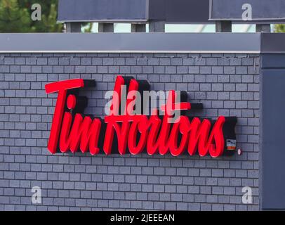 Tim Hortons Zeichen auf der Schaufenster. Kanadas Schnellrestaurant AkaTim's oder Timmies serviert Kaffee. Donuts, etc, Halifax, Nova Scotia, Kanada Stockfoto
