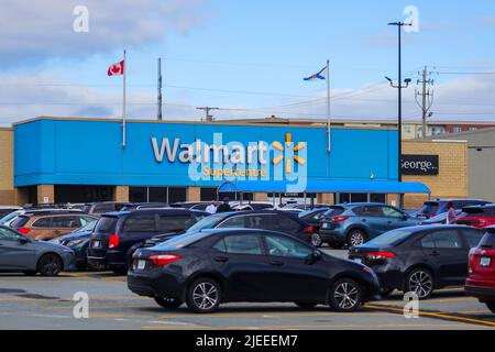 Walmart-Schaufenster. Wal-Mart Store Inc ist ein US-amerikanisches multinationales Einzelhandelsunternehmen, das die Supercenter-Kette betreibt. Halifax, Nova Scotia, Kanada . Stockfoto