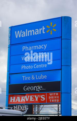 Banner am Straßenrand von Walmart. Wal-Mart Store ist ein US-amerikanisches multinationales Einzelhandelsunternehmen, das Supercenter-Ketten betreibt. Halifax, Nova Scotia, Kanada Stockfoto